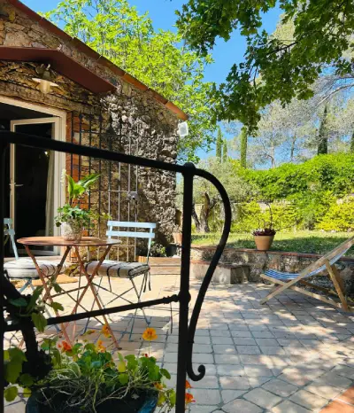 Terrasse ombragée du Clos du Soin, table bistrot et jardin