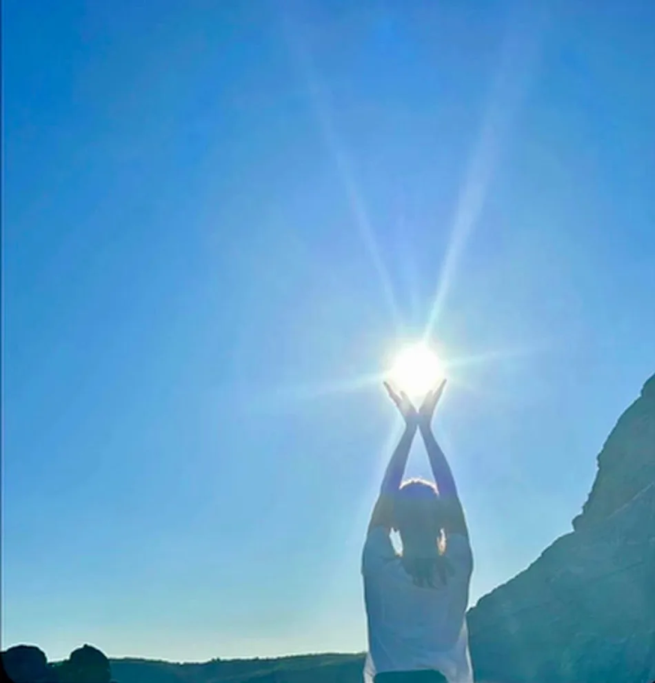 Silhouette les mains levées vers le soleil, geste d’ouverture et d’élévation
